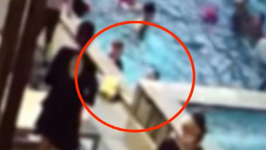 2022년 8월 제주 한 호텔 야외 수영장에서 발생한 사고 당시 폐쇄회로(CC)TV 화면.  [MBC 보도화면 갈무리]